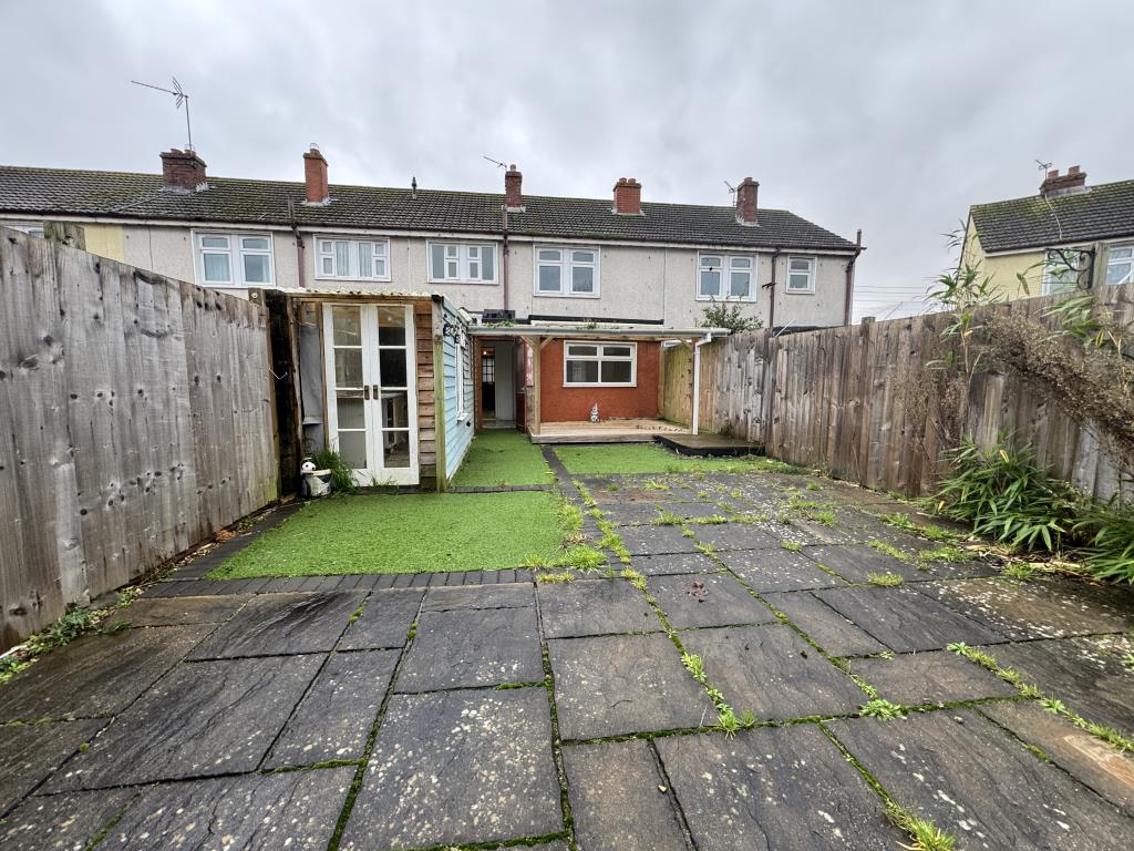 Lot: 86 - TWO-BEDROOM HOUSE FOR IMPROVEMENT - Rear Garden